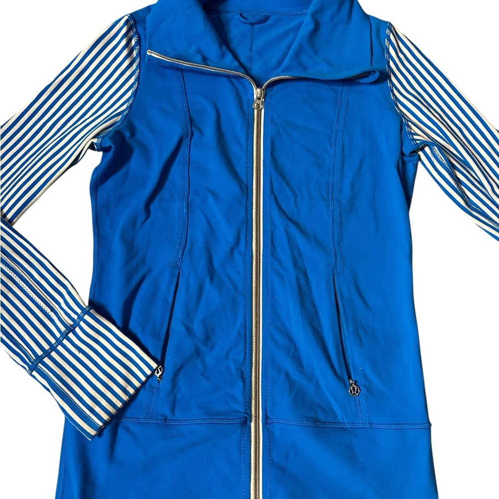 Lululemon Daily Yoga Jacket
Beaming Blue / Classic Stripe Polar, size 4 - Picture 5 of 15